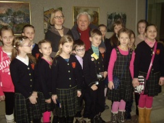 Lentvario pradinės mokyklos Jaunųjų žurnalistų būrelio nariai su Algimantu Čekuoliu ir Raimonda Impulevičiene. Alfonso Kairio nuotrauka Lentvario pradinės mokyklos Jaunųjų žurnalistų būrelio nariai su Algimantu Čekuoliu ir Raimonda Impulevičiene. Alfonso Kairio nuotrauka